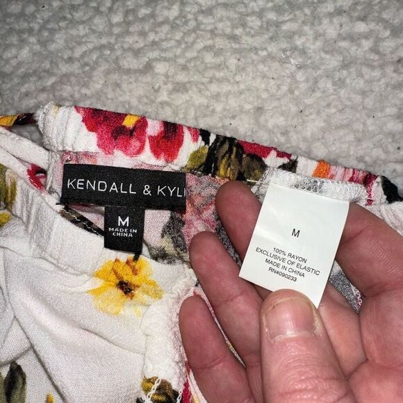 Kendall & Kylie Women’s White Pink Floral Flowy Boho Crop Top Medium NWOT - Picture 5 of 7